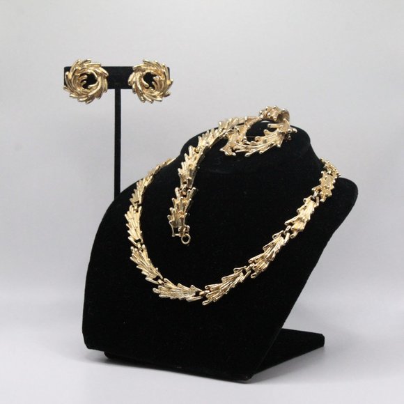 MONET TEXTURED BRUTALIST GOLD TONE PARURE SET - Picture 3 of 9